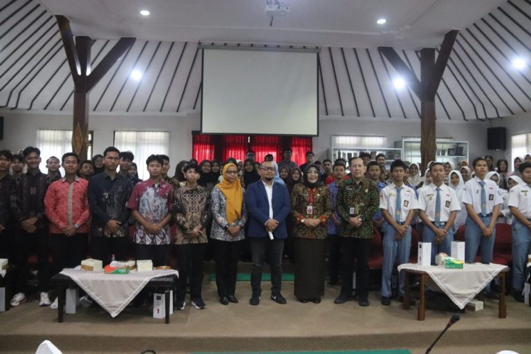 Pendidikan Demokrasi: Kemendagri dan Bakesbangpol Bekali Pelajar Purbalingga Jadi Pemilih Kritis dan Bertanggung Jawab